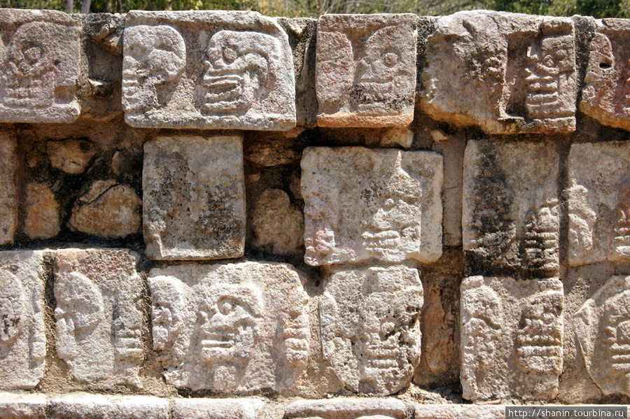 Черепа на платформе черепов в Чичен-Ице Чичен-Ица город майя, Мексика