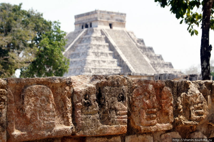 Платформа черепов и пирамида в Чичен-Ице Чичен-Ица город майя, Мексика