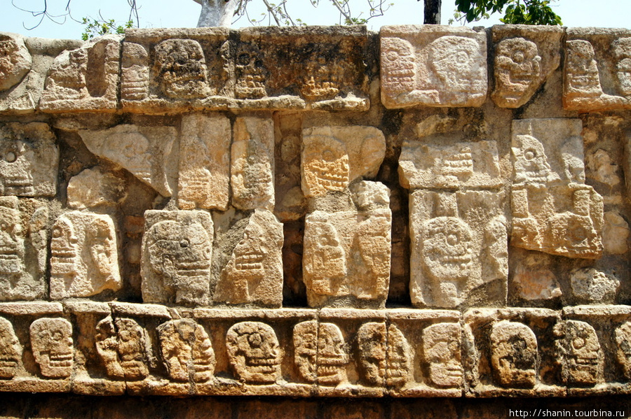 Черепа на платформе черепов в Чичен-Ице Чичен-Ица город майя, Мексика