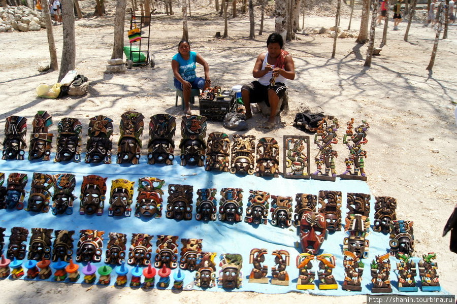 Сувениры на пути к священному сеноту в Чичен-Ице Чичен-Ица город майя, Мексика