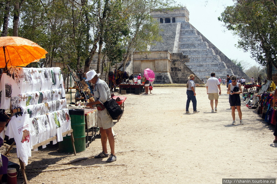 Дорога к священному сеноту начинается от пирамиды Кукулькан Чичен-Ица город майя, Мексика
