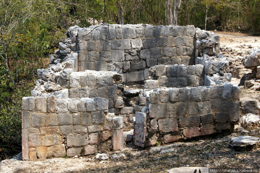 Каменный храм у священного сенота Чичен-Ица город майя, Мексика