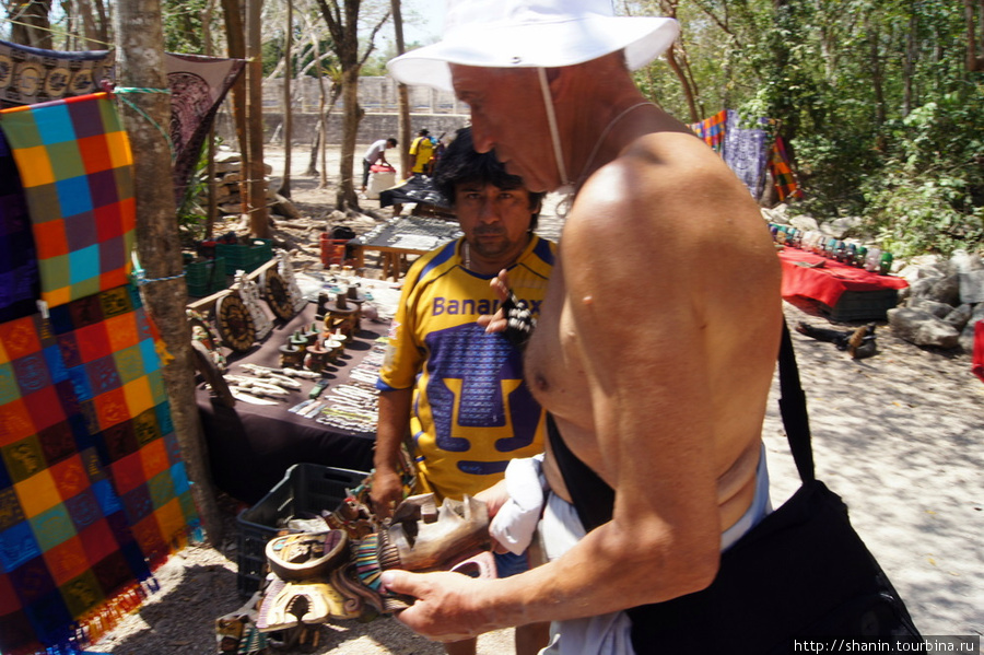 Туристы выбирают сувениры в Чичен-Ице Чичен-Ица город майя, Мексика
