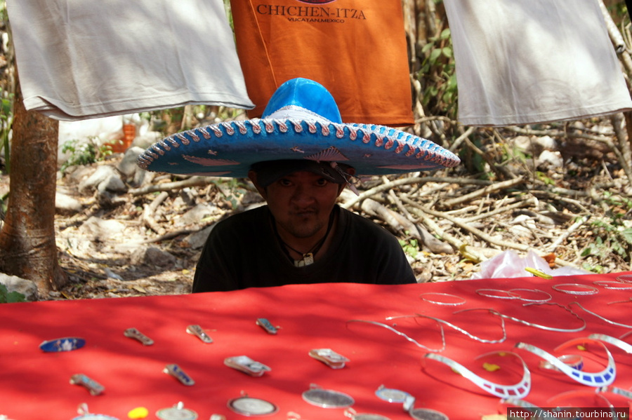 Продавец сувениров Чичен-Ица город майя, Мексика