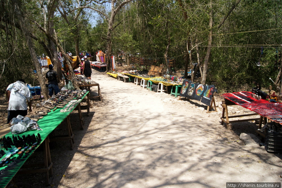 Дорога сувениров в Чичен-Ице Чичен-Ица город майя, Мексика