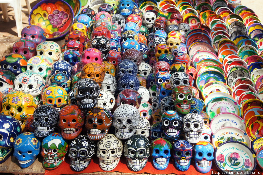 Черепа как сувениры для туристов Чичен-Ица город майя, Мексика