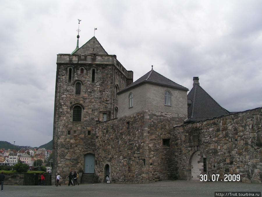 Башня Розенкранца (крайняя слева) и примыкающие постройки во всей средневековой грубой красе