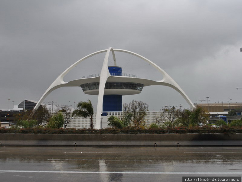 Главный символ LAX. В здании находится ресторан Лос-Анжелес, CША