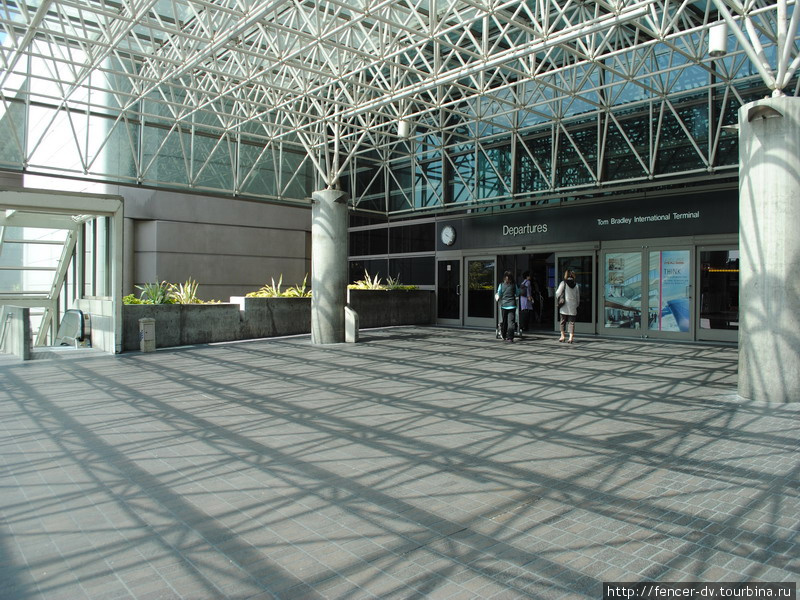 Международный терминал имени Тома Брэдли — единственный приличный терминал аэропорта Лос-Анжелес, CША