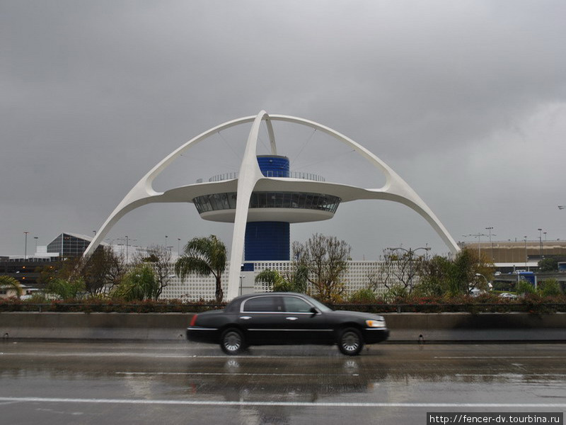 Линкольн — самый популярный представительский автомобиль в Калифорнии. В аэропорту их особенно много. Лос-Анжелес, CША