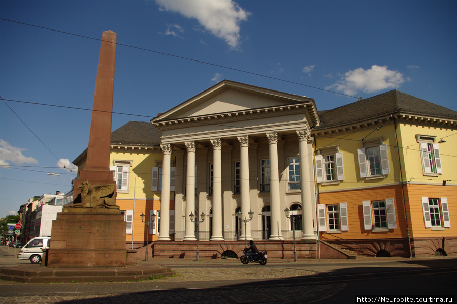 Велосипедом с фотоаппаратом через плечо по центру Карлсруэ Карлсруэ, Германия