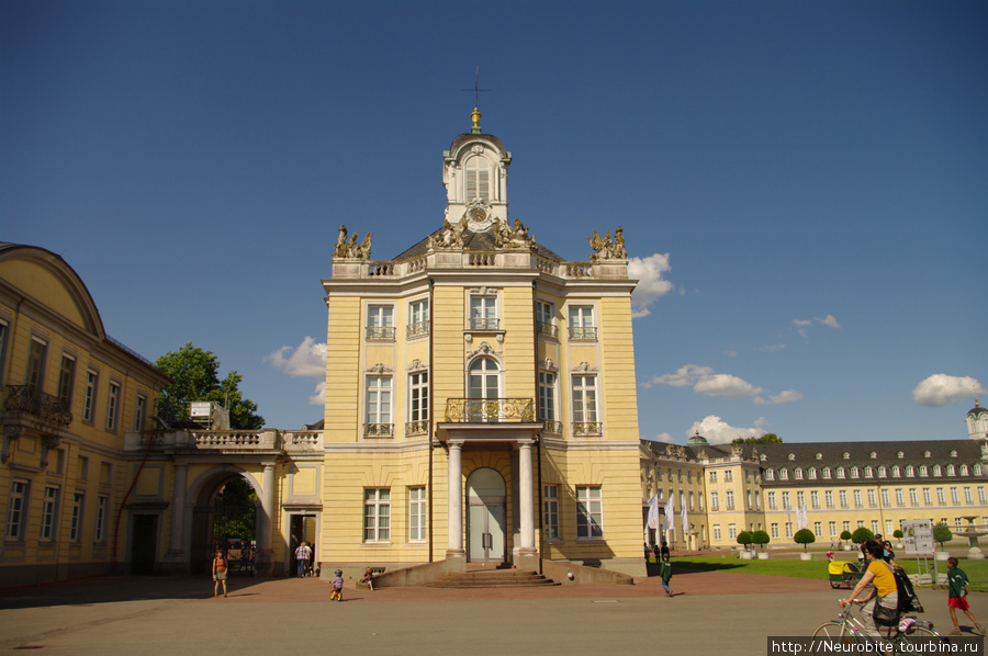 Велосипедом с фотоаппаратом через плечо по центру Карлсруэ Карлсруэ, Германия