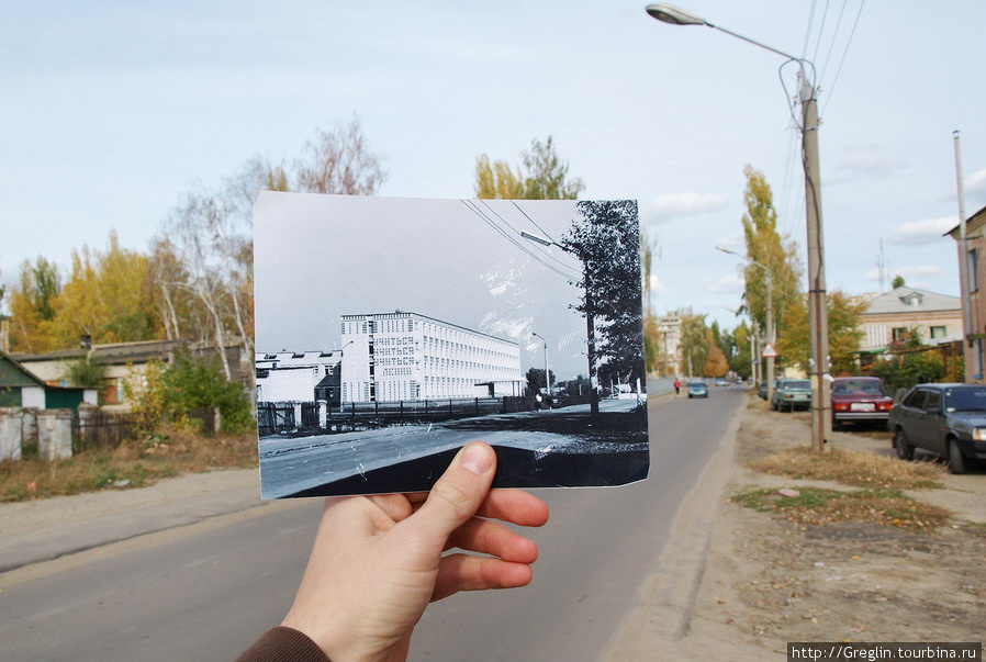 переулок Школьный
школа №4
надпись на стене выложена красным кирпичом — учиться, учиться, учиться Ленин Россошь, Россия