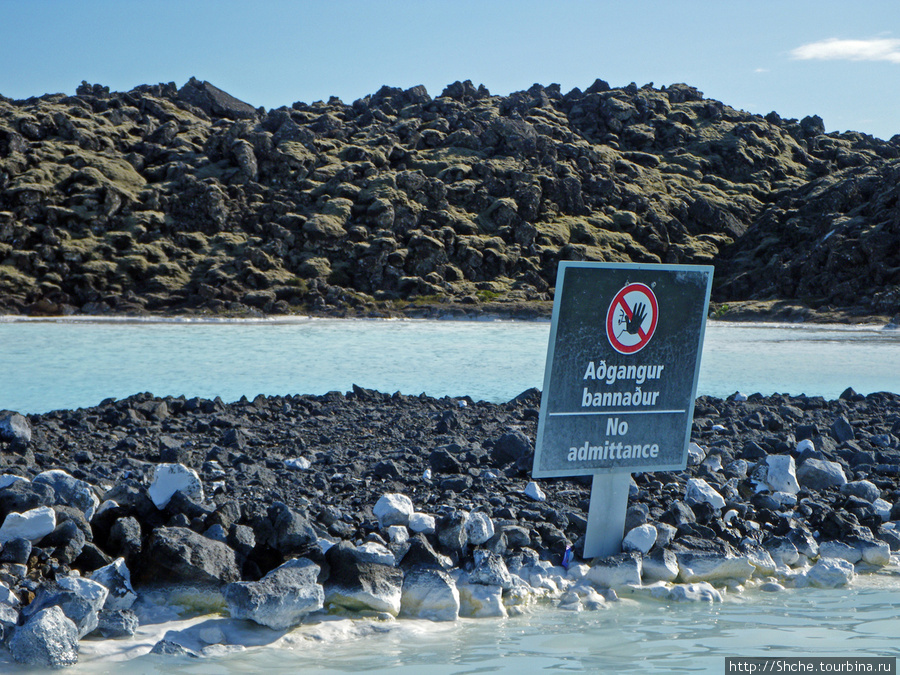 На краях водоема весят предупреждения об опасности выхода на берега, но там не возникает даже желания — лава у берегов имеет острые края, босиком не походишь Гриндавик, Исландия