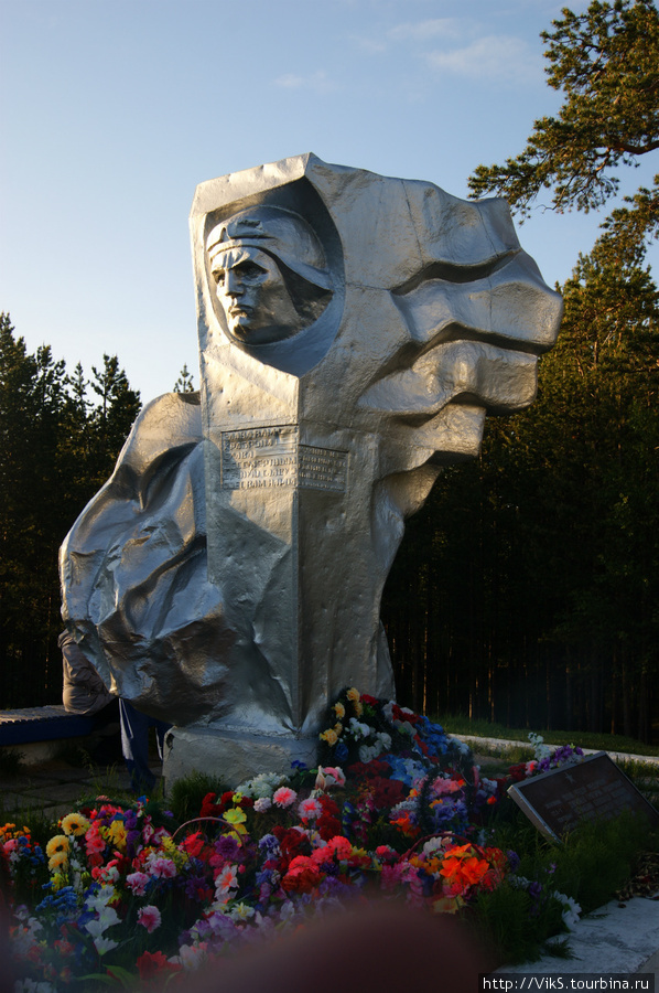 Памятник экипажу В.Кузина, погибшему в годы войны в Ловозерских тундрах. Ревда, Россия