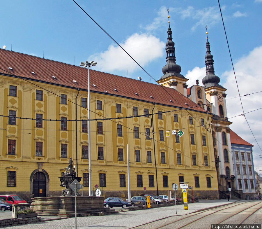 Университет и Kostel Panny Marie Snezne? 18 век, о нем отдельный фотоальбом Оломоуц, Чехия