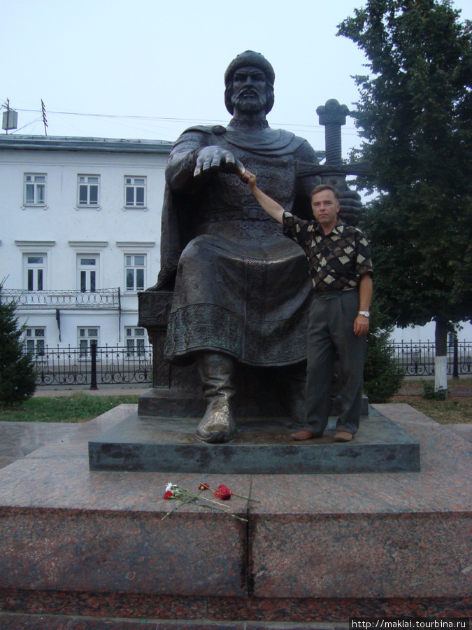 Кострома. Памятник Ю.Долг