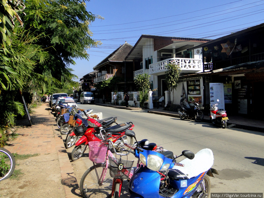 Улицы города днем безлюдны Луанг-Прабанг, Лаос