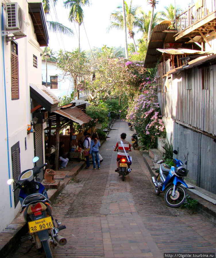 Улочки достаточно узкие с плотными постройками Луанг-Прабанг, Лаос