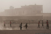 В шесть утра дети играют в футбол. С утра на улице был туман, который при ближайшем рассмотрении оказался небольшой пыльной бурей.