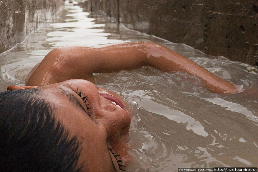 В некоторых местах вода не очень грязная, там купаются детишки! Мазари-Шариф, Афганистан