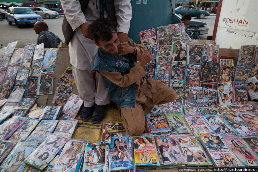 На улице продают порнуху. Мазари-Шариф, Афганистан