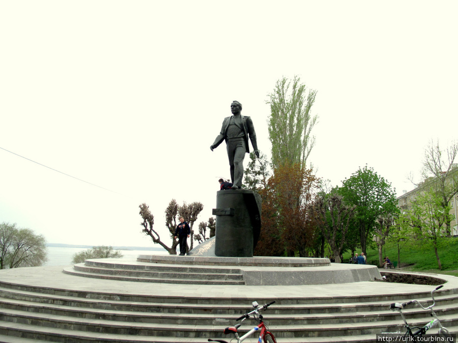 Памятник Юрию Гагарину на набережной Космонавтов. Саратов, Россия