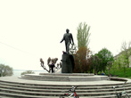 Памятник Юрию Гагарину на набережной Космонавтов.