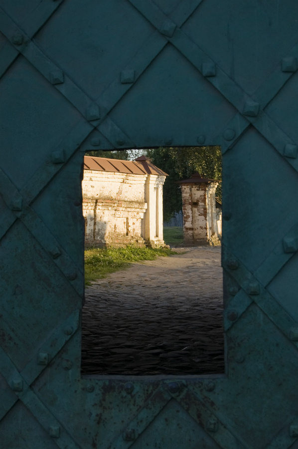 Ворота монастыря не закрываются даже на ночь. Россия