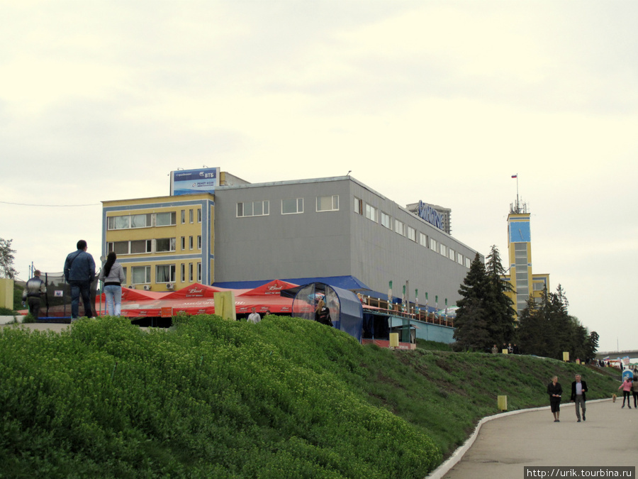 Бывшее здание речного вокзала, раньше в нем были кассы, зал ожидания, камеры хранения... сейчас в нем находится супермаркет Саратов, Россия