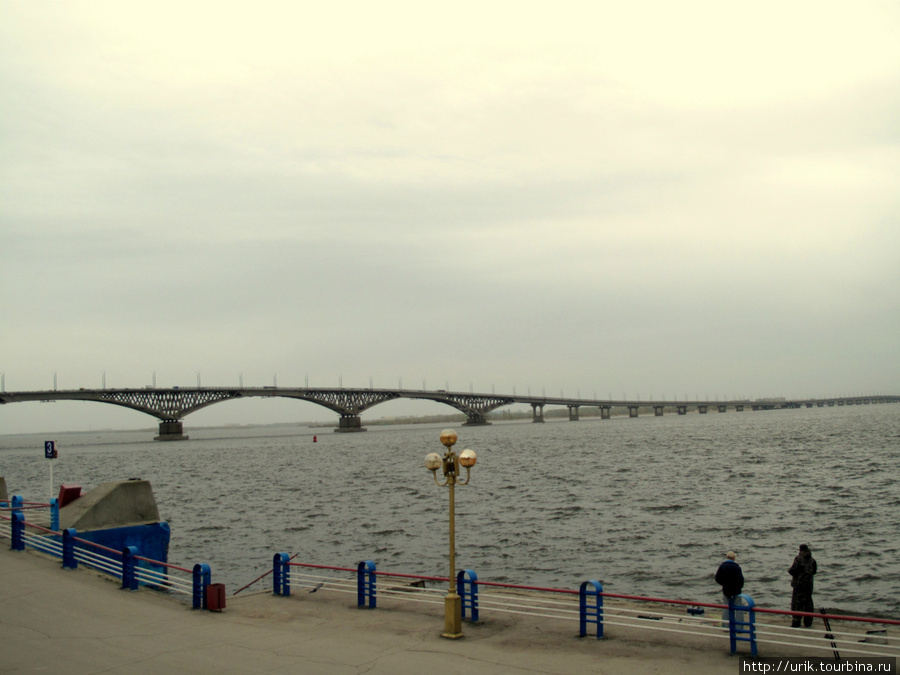 у правого берега мост имеет более высокие створы для прохождения кораблей Саратов, Россия