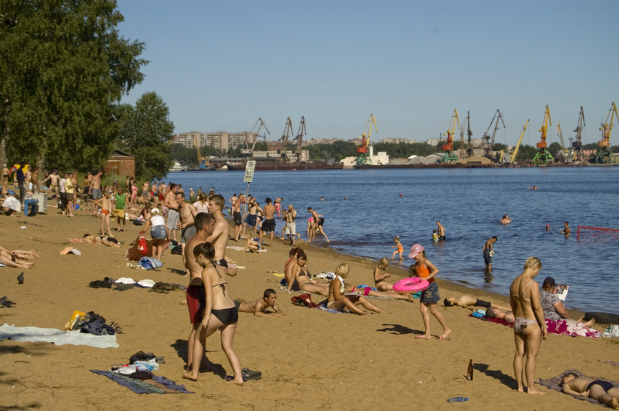 В городе есть все. Честно-честно. Парки, театры, известный ледовый дворец спорта, книжные магазины. Есть даже речка, в которой купаются. Россия