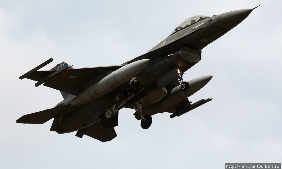 F16 in International Airp