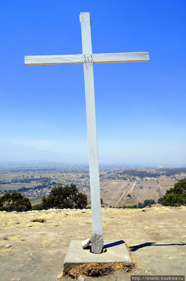 Крест на вершине спиральной пирамиды Штат Тласкала, Мексика