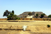 Вид со спиральной пирамиды на центральную площадь Кочитекатля