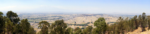 Вид со спиральной пирамиды на лежащую внизу долину