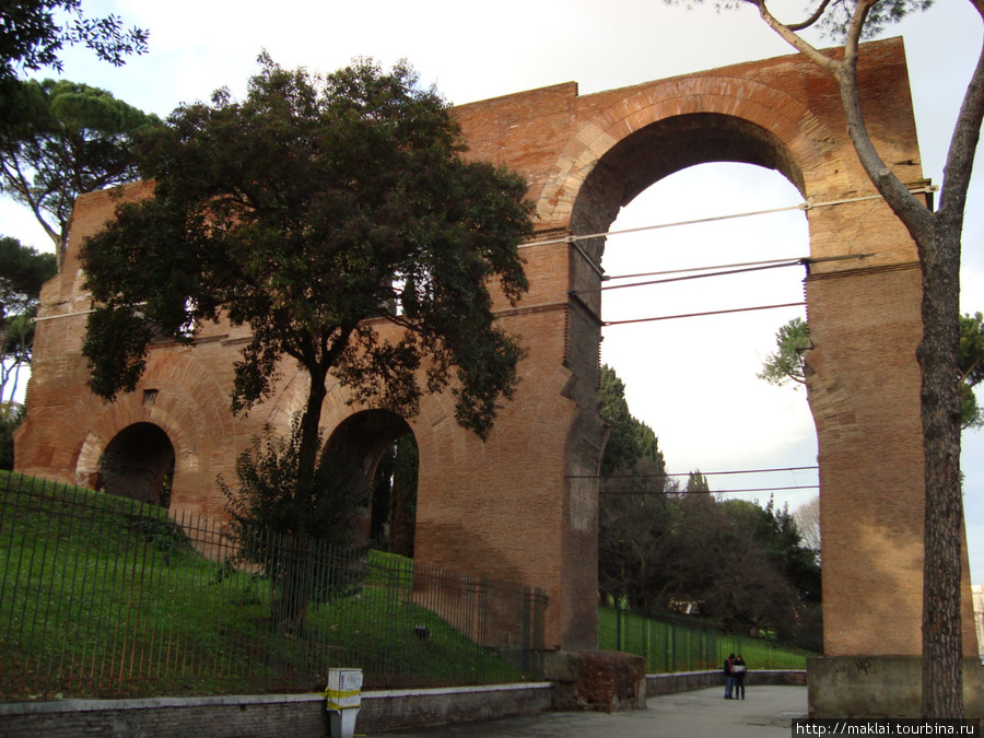 Рим. Фрагмент древнего акведука. Рим, Италия