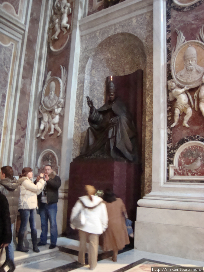 Ватикан. Собор Св.Петра. В этих нишах со скульптурами понтификов хранятся священные реликвии. Рим, Италия