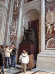 Ватикан. Собор Св.Петра. В этих нишах со скульптурами понтификов хранятся священные реликвии.