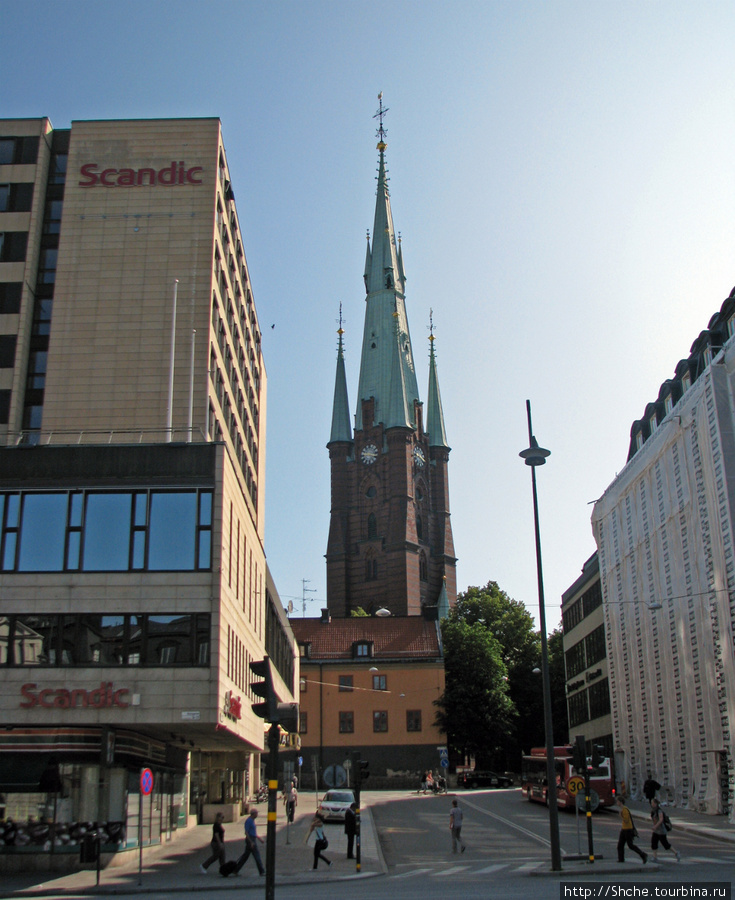 Встретили высоченную острошпильную кирху — точно так я себе шведские церкви и представлял Стокгольм, Швеция