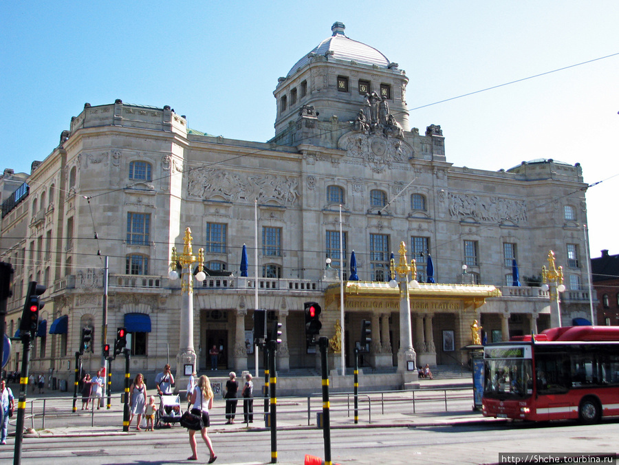 Подошли к Королевскому Драматическому театру, уже была набережная — вот здесь бы принять вправо... Стокгольм, Швеция