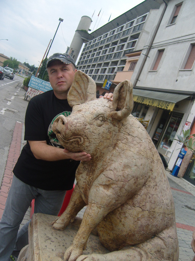 Вот мраморный свин. Памятник от благодарных любителей прошуто. Я тоже выразил своё почтение. Озеро Гарда, Италия
