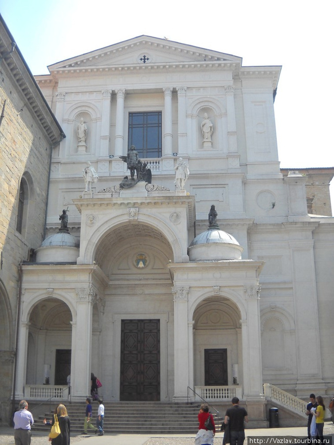Парадный вид собора Бергамо, Италия