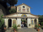 ворота -вход в монастырь, стоянка левее