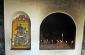 так во многих странах, если монастыри в горах, обустроенны места для зажженных свечей — пожарная безопастность...