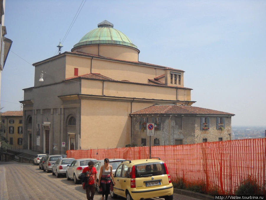 Боковой вид на здание церкви Бергамо, Италия