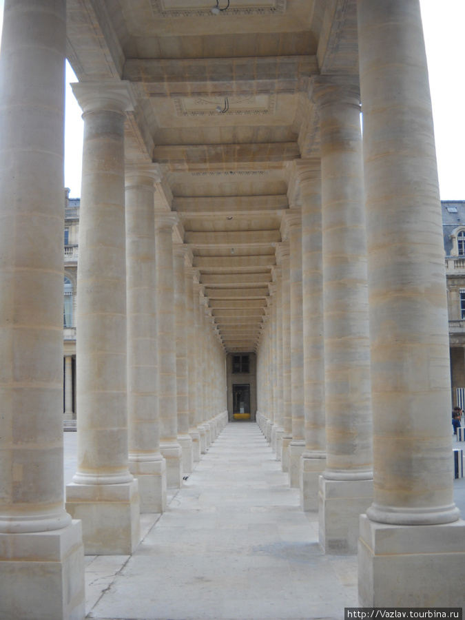 Колонны идеально симметричны Париж, Франция