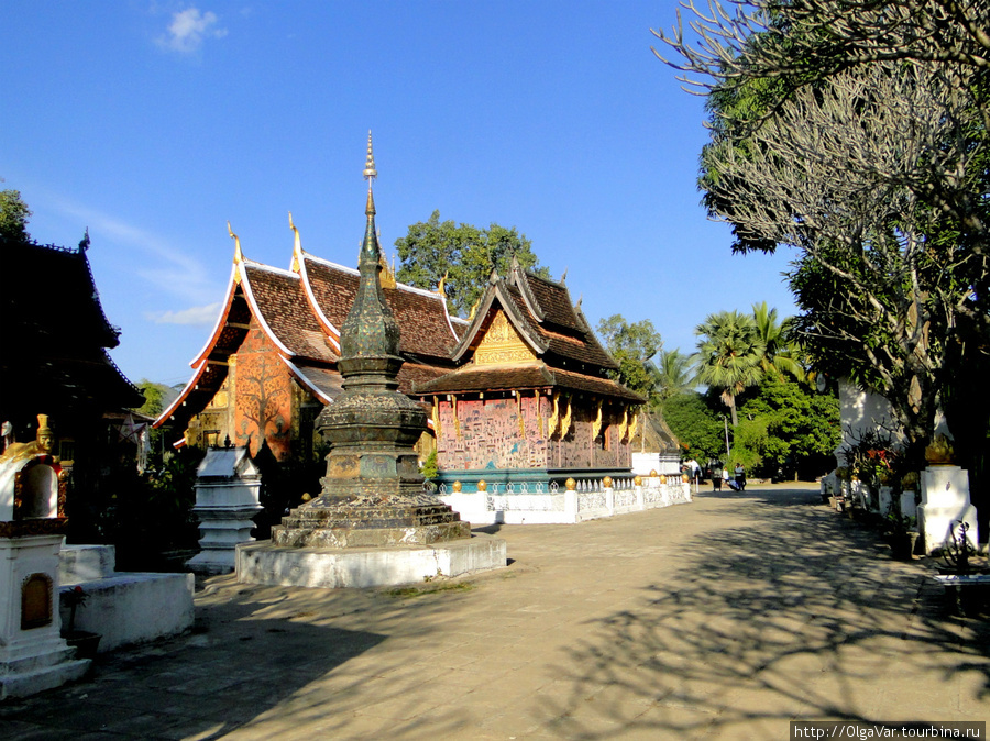 Храм Сиенг Тхонг,  возведенный в 1560 году королем Сеттатиратом, представляет собой воплощение классической храмовой архитектуры Луангпхабанга, когда скаты крыши, постепенно изгибаясь, спускаются почти к самой земле Луанг-Прабанг, Лаос