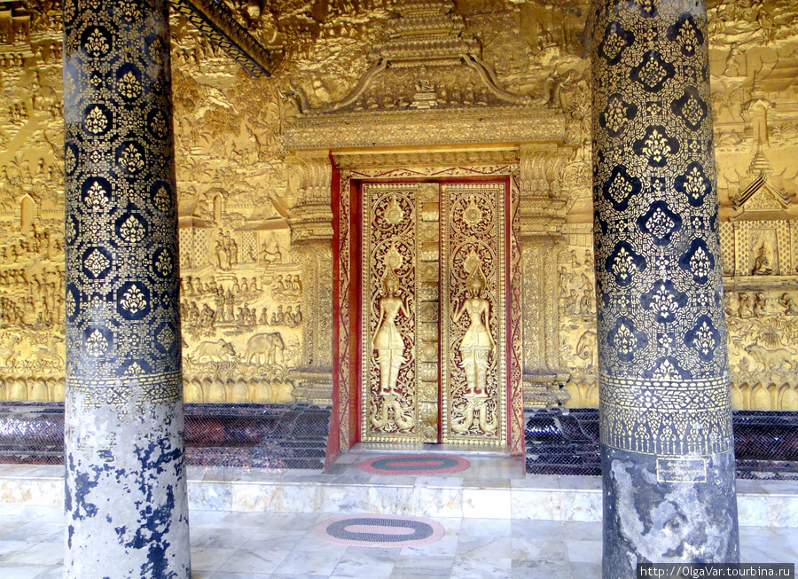 Главная постройка вата — бот. Наружные стены ботов покрывались декором: резьбой или фресками. Внутренние столбы делались из цельных стволов деревьев. Луанг-Прабанг, Лаос