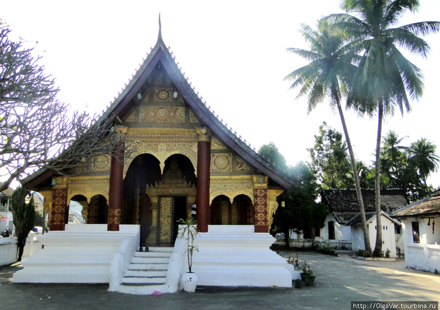 Пагода  — красивое  здание с низко опущенной вогнутой и слегка вдавленной крышей. Фасад довольно прост и имеет три входных проема, отделенных друг от друга   колоннами Луанг-Прабанг, Лаос
